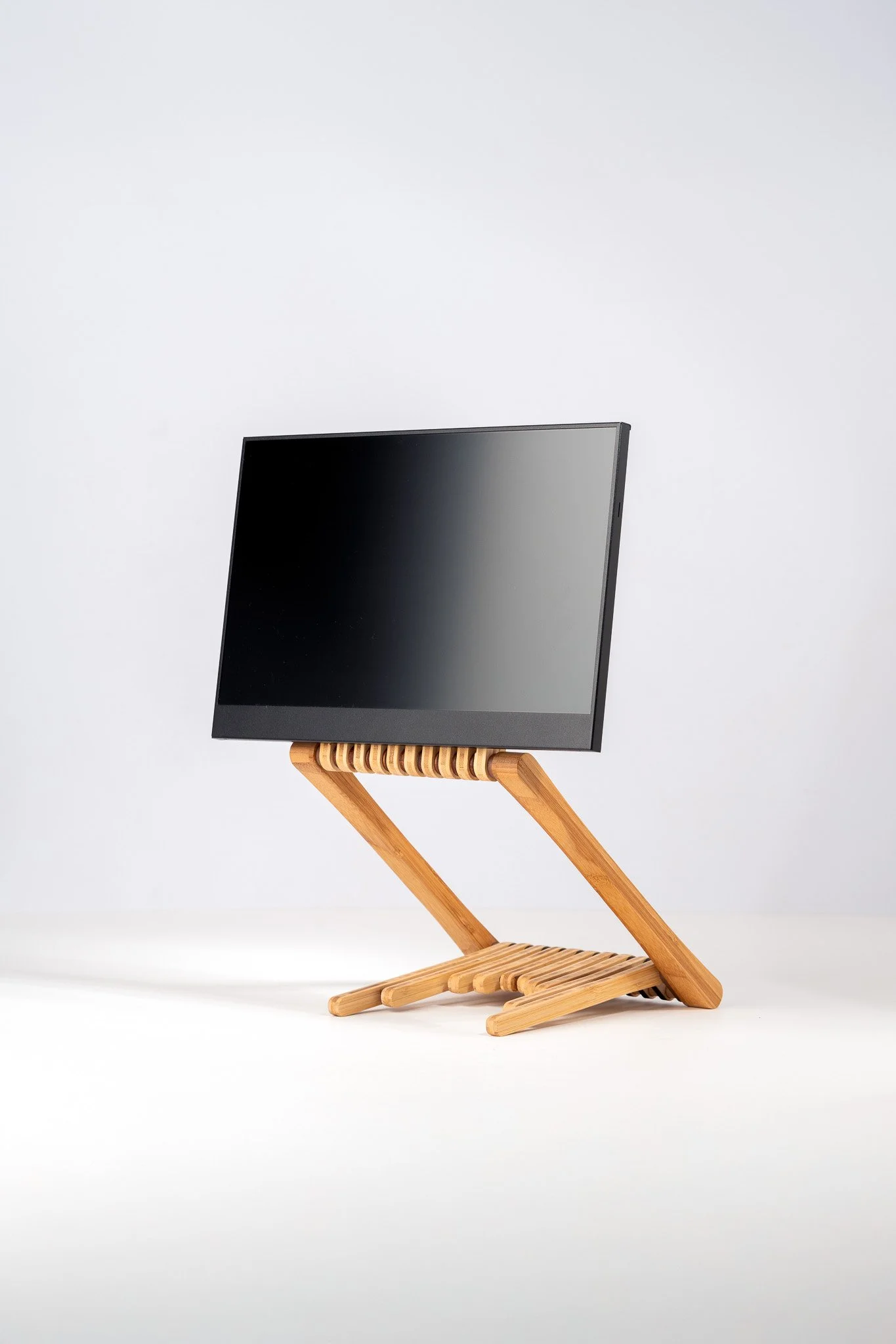 Studio productfotografie van een Foote-monitor op een verstelbare houten standaard