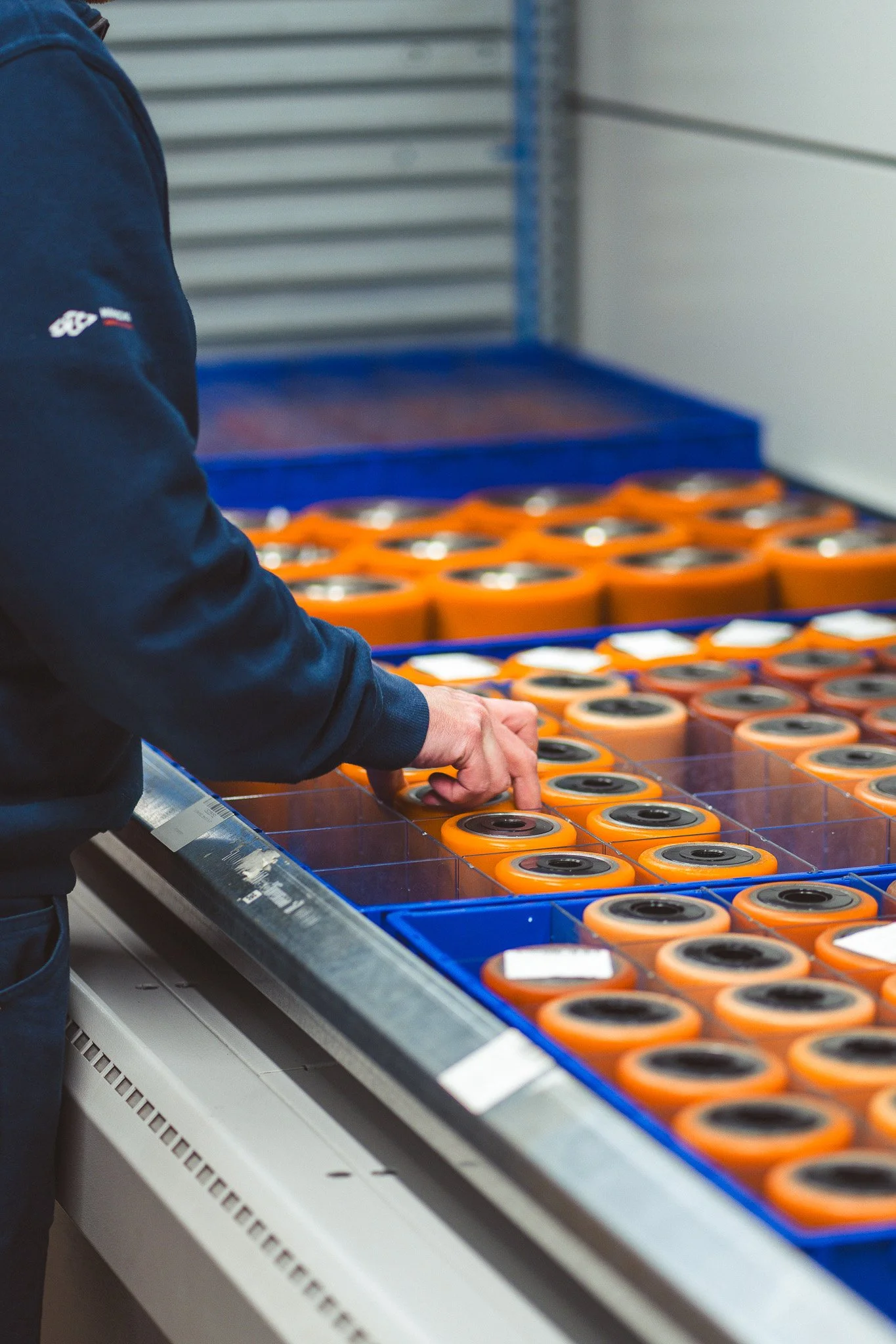 Technieker controleert batterijmodules