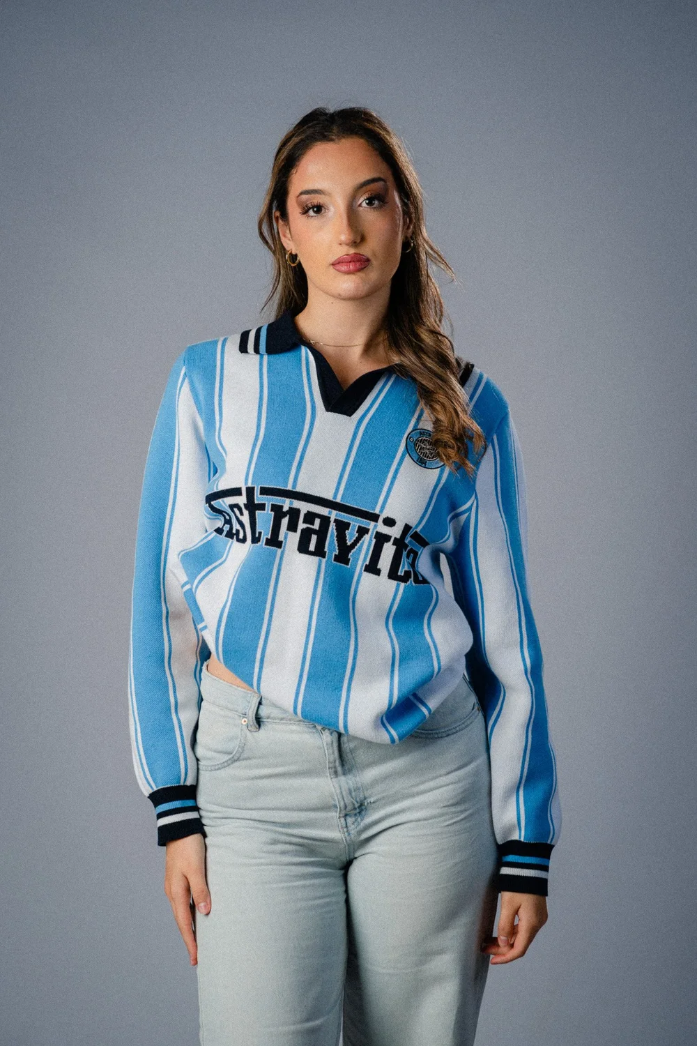 Astravita model in blauwe knitwear