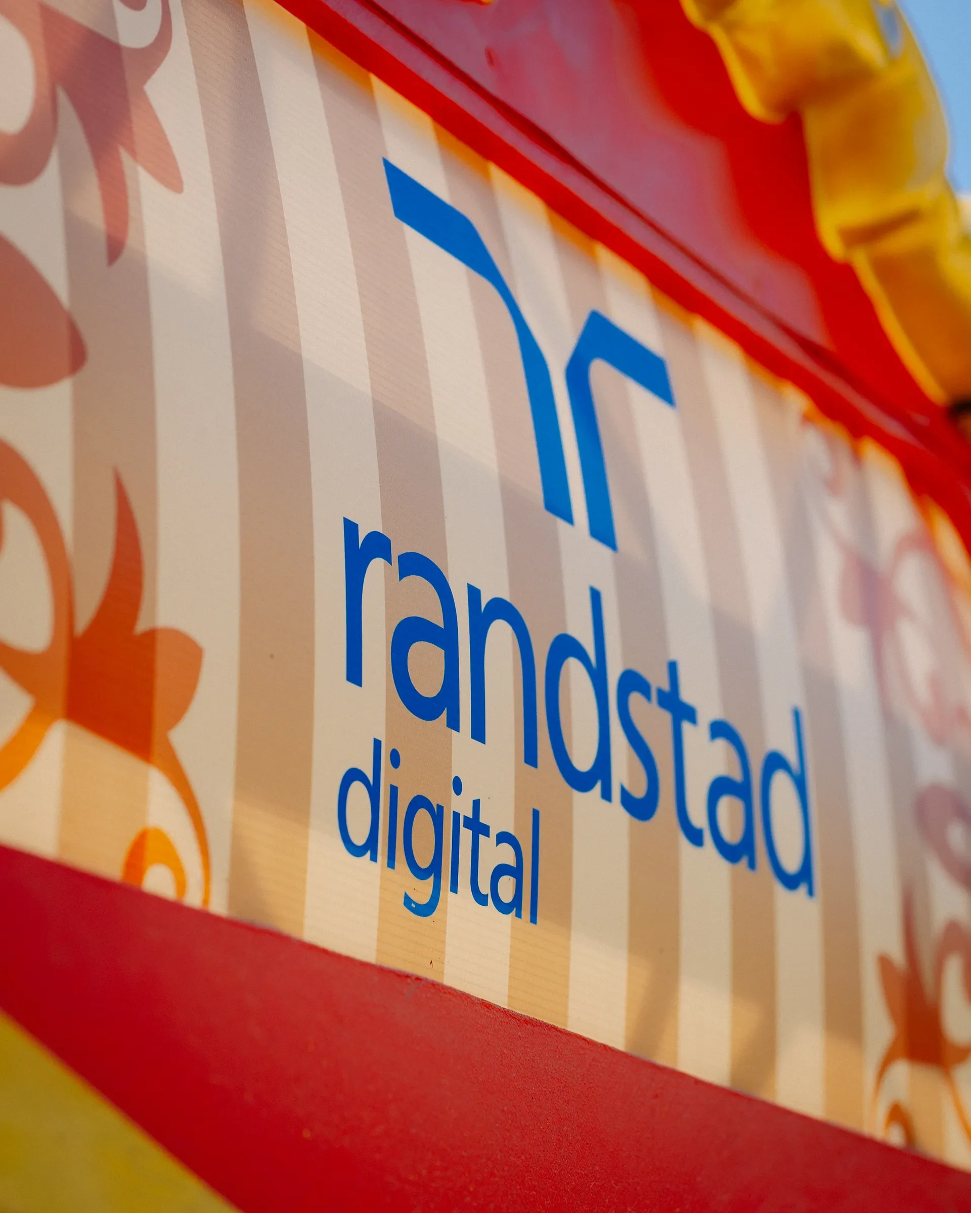 Close-up van een verpakking met de tekst 'beste' in blauwe letters en een oranje en witte achtergrond, met een rode rand erboven.