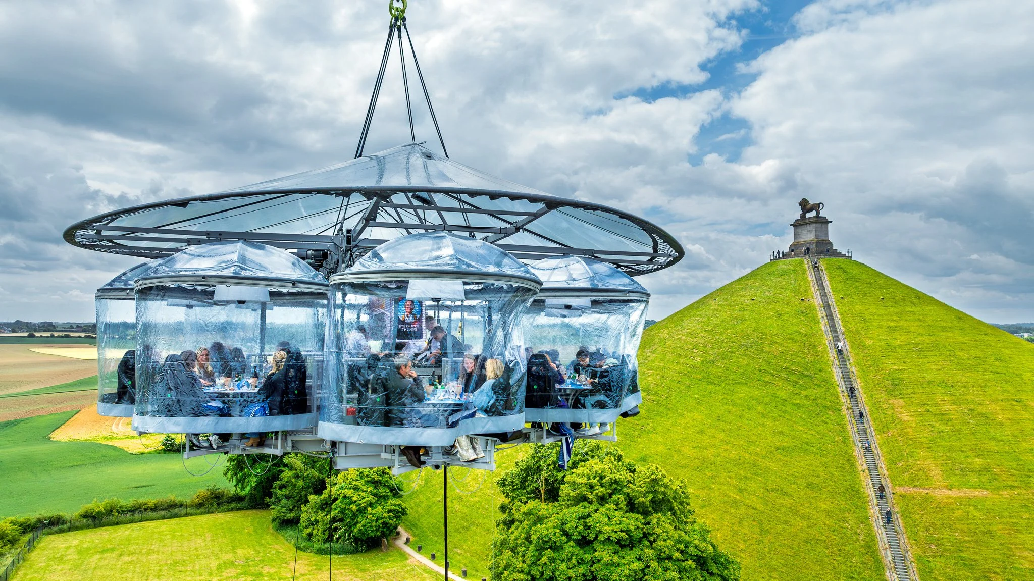 Dinner in the Sky-platform tegenover de Leeuw van Waterloo