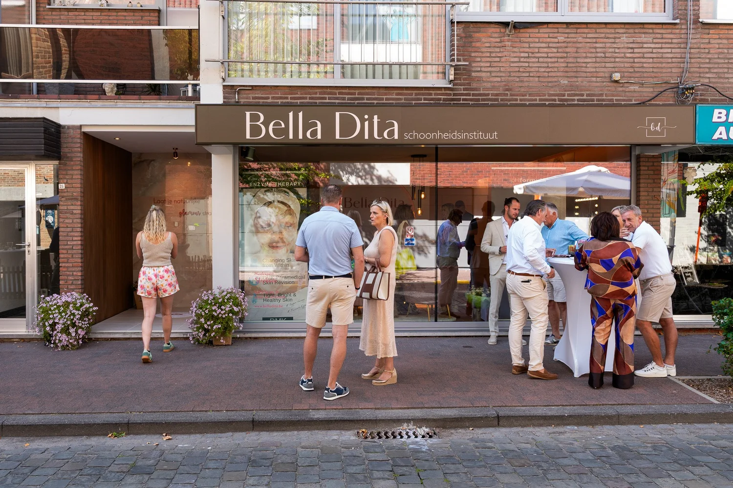 Bella Dita gevel met gasten tijdens de officiële opening in Diepenbeek