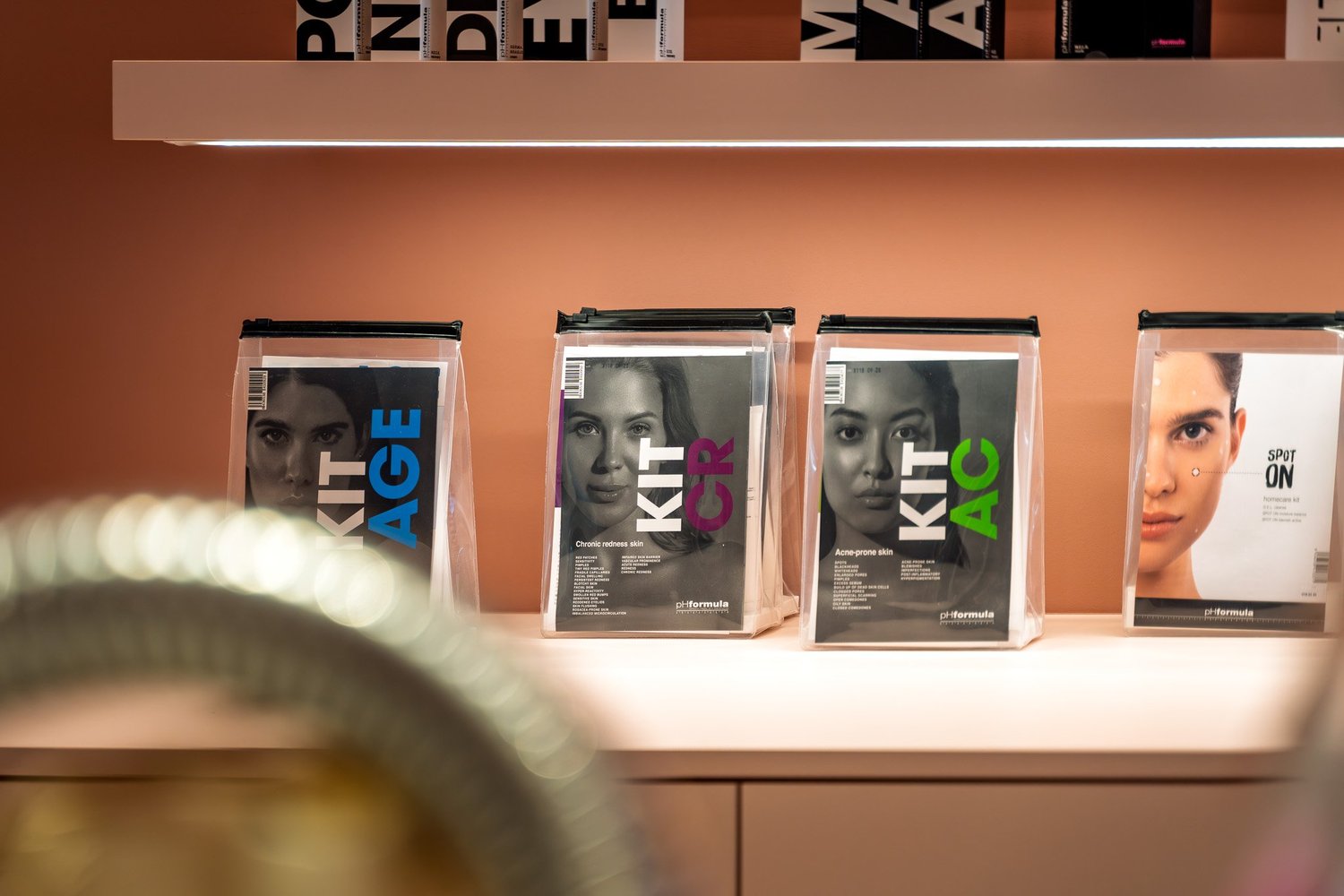 Productkits en huidverzorgingsproducten op het productschap van Bella Dita