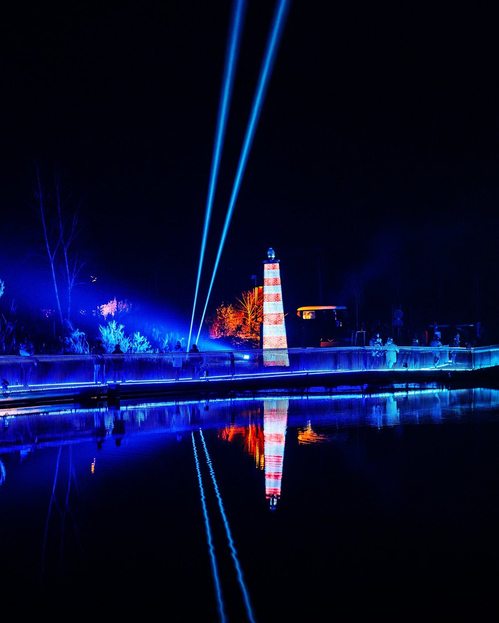 Foto 73: Watergedeelte van Luminoctis met blauwe lichtlijnen, reflecties, brugbeelden en installaties.
