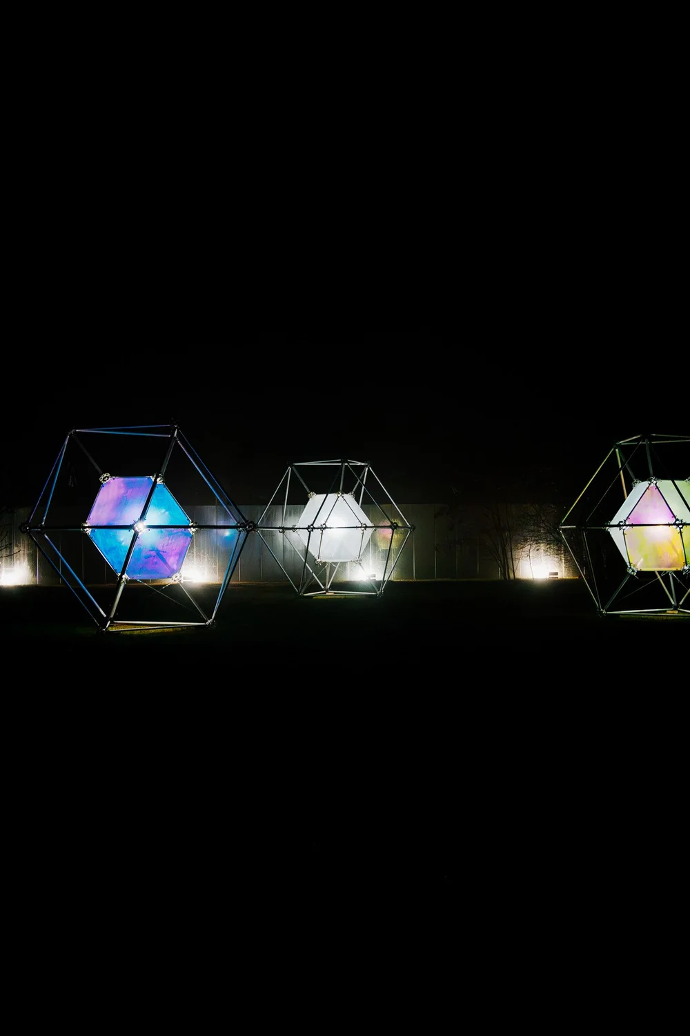 Foto 104: Luchtgedeelte van Luminoctis met gele lichtaccenten, ruimtelijke objecten en open nachtbeeld.