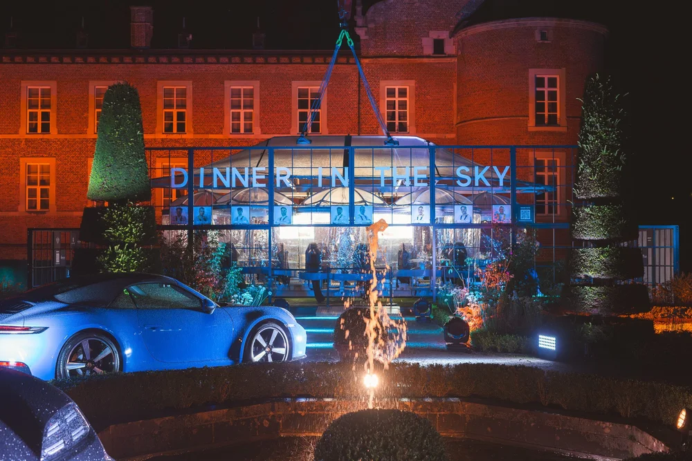 Avondsetting van Dinner in the Sky bij het kasteel van Alden Biesen