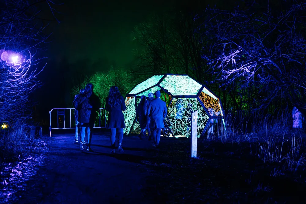 Foto 31: Watergedeelte van Luminoctis met blauwe lichtlijnen, reflecties, brugbeelden en installaties.