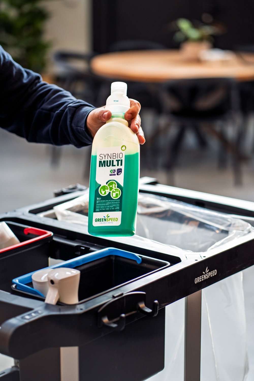 Schoonmaakproducten en werkmateriaal van Libra Services op een werkwagen