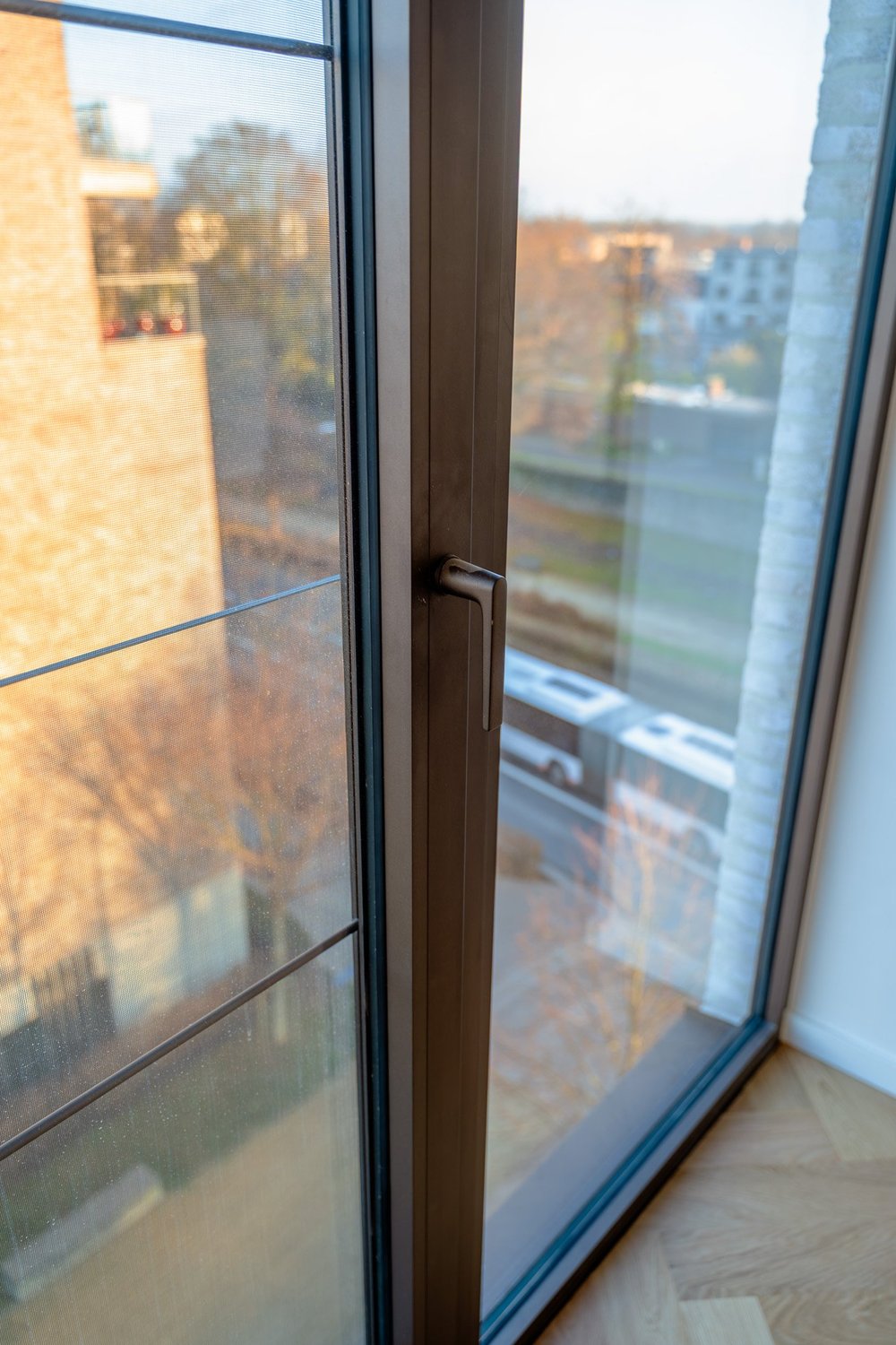 Detail van een raam en glas in een afgewerkt interieur van Dexters
