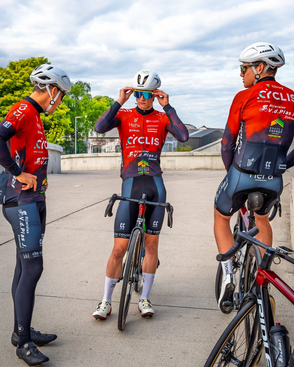 Cyclis renner zet zonnebril op
