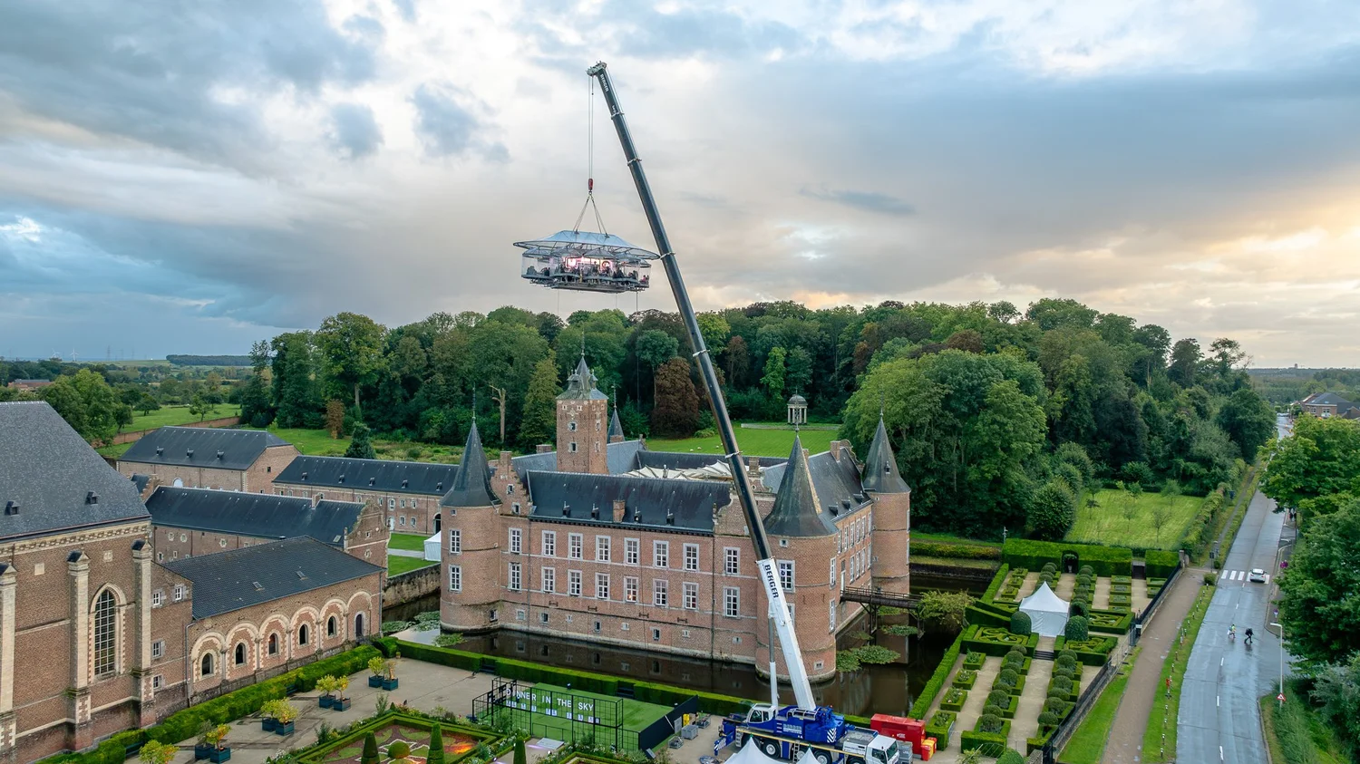Luchtbeeld van het verhoogde platform boven Alden Biesen