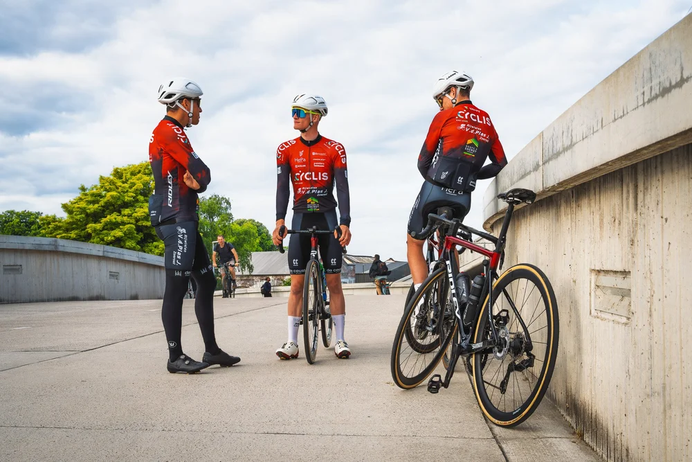 Cyclis wielrenners in gesprek