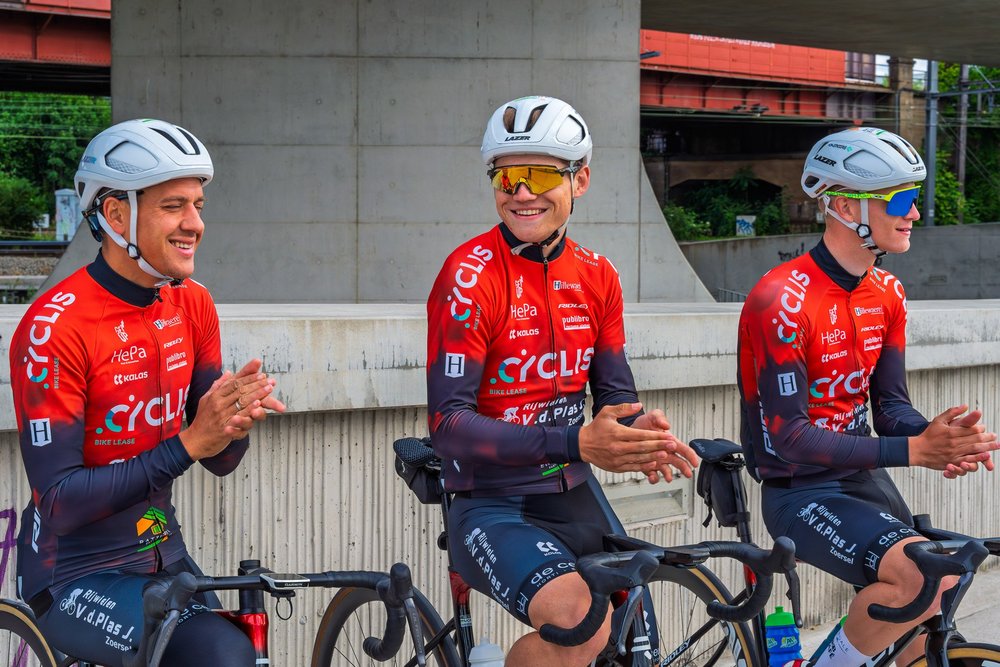 Cyclis team lacht en klapt