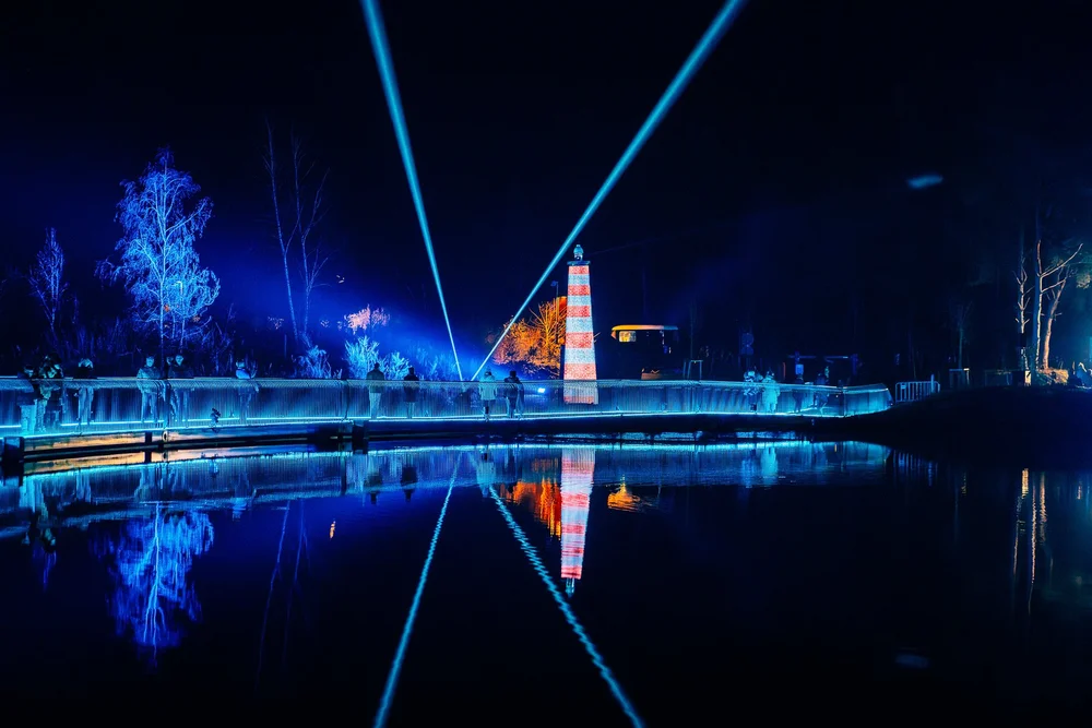Foto 74: Watergedeelte van Luminoctis met blauwe lichtlijnen, reflecties, brugbeelden en installaties.