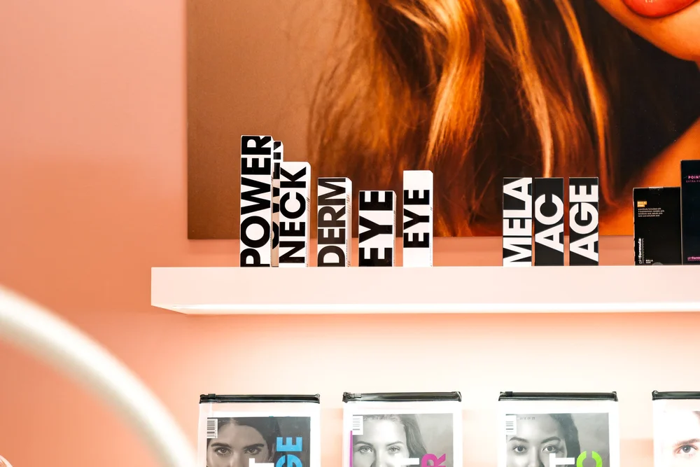 Close-up van productverpakkingen en skincare branding op schap bij Bella Dita