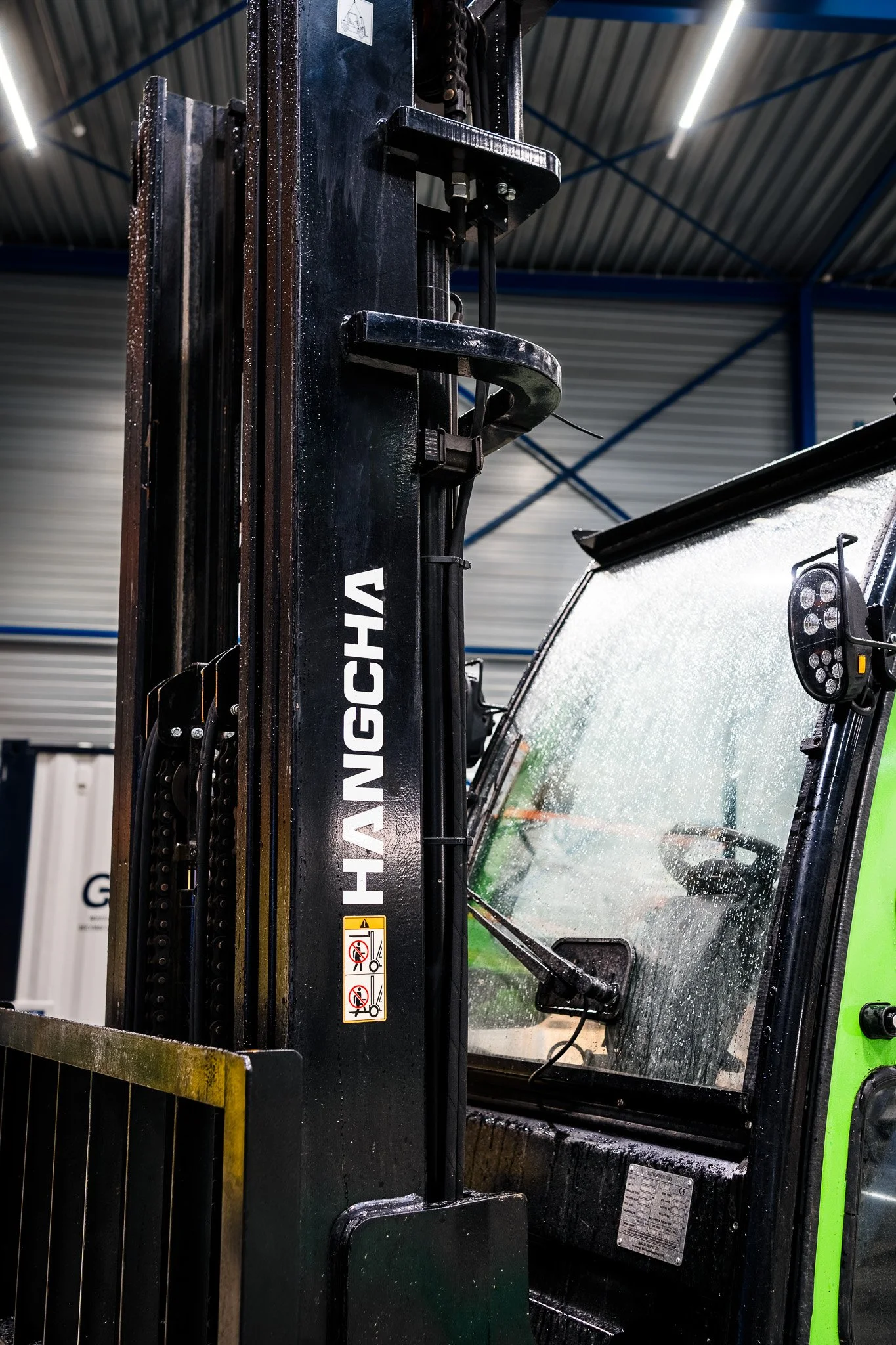 Close-up van de mast en cabine van een Hangcha heftruck