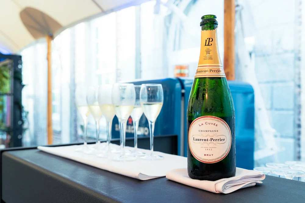 Champagne en glazen op het Dinner in the Sky-platform
