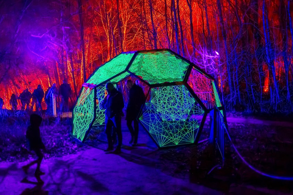 Foto 35: Watergedeelte van Luminoctis met blauwe lichtlijnen, reflecties, brugbeelden en installaties.