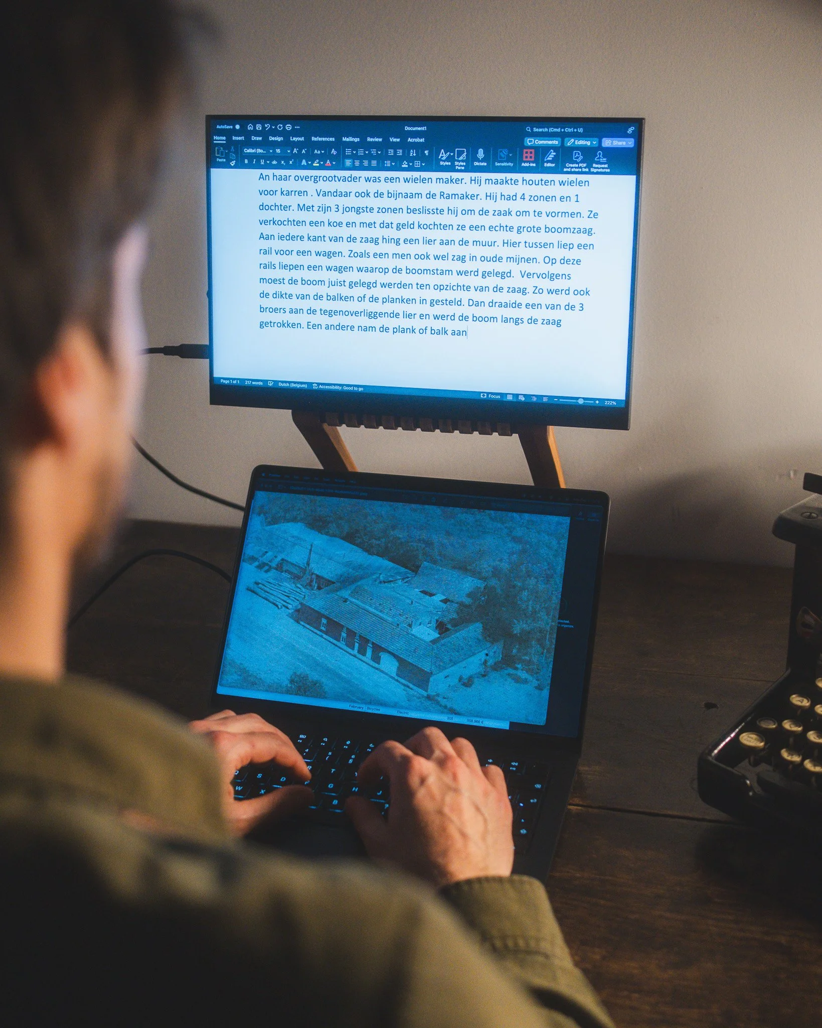 FOOTE lifestylebeeld met laptop en opvouwbare monitor in thuiswerksetting