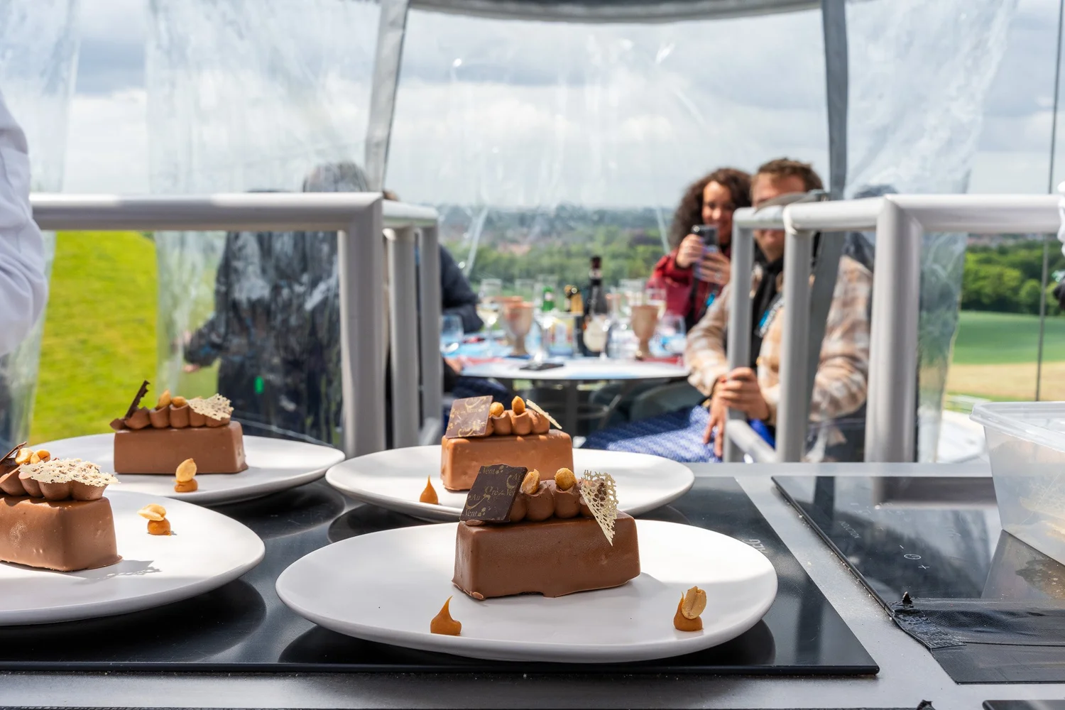 Desserts tijdens de service van Dinner in the Sky in Waterloo