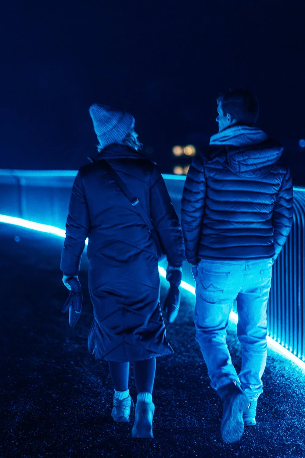 Foto 71: Watergedeelte van Luminoctis met blauwe lichtlijnen, reflecties, brugbeelden en installaties.
