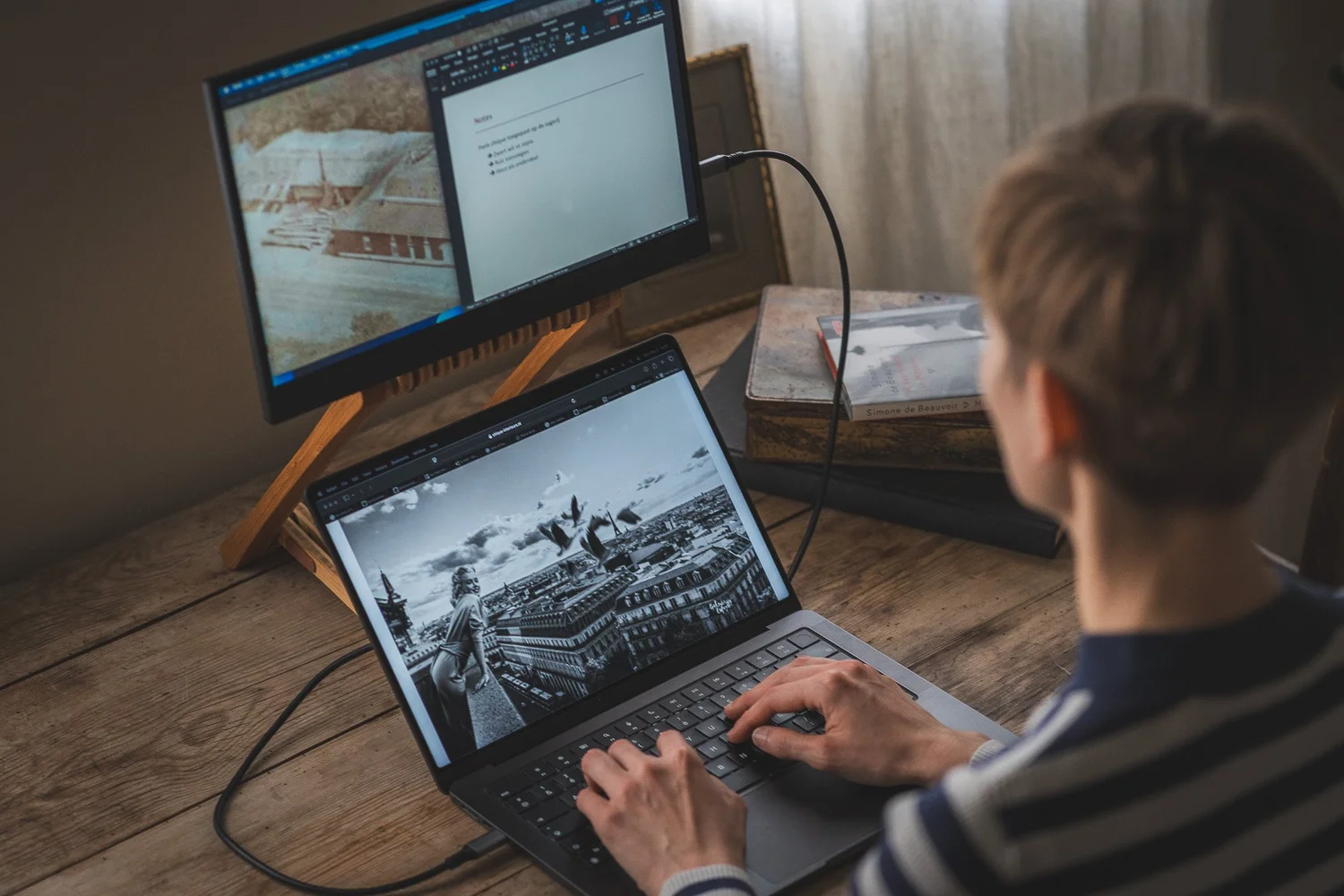 Foote-monitor en laptop in gebruik aan een houten tafel tijdens een lifestyleshoot
