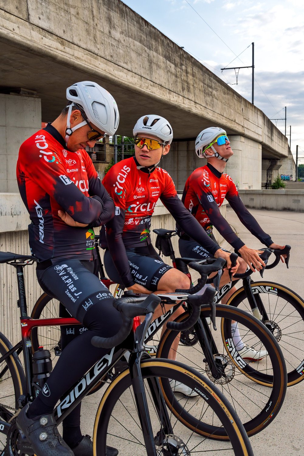Cyclis team wacht onder brug