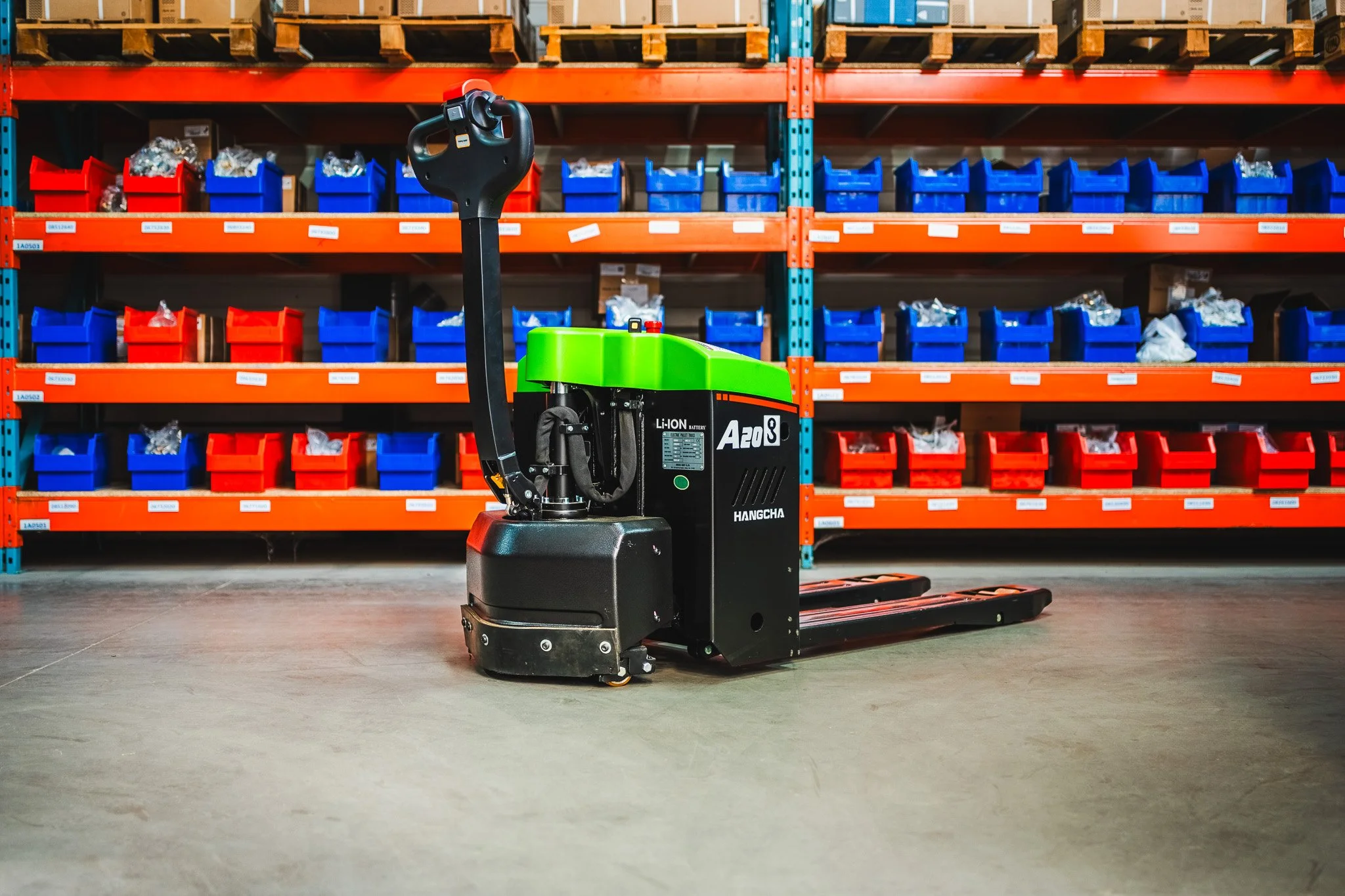 Compacte Hangcha transpallet in een technische werkplaats