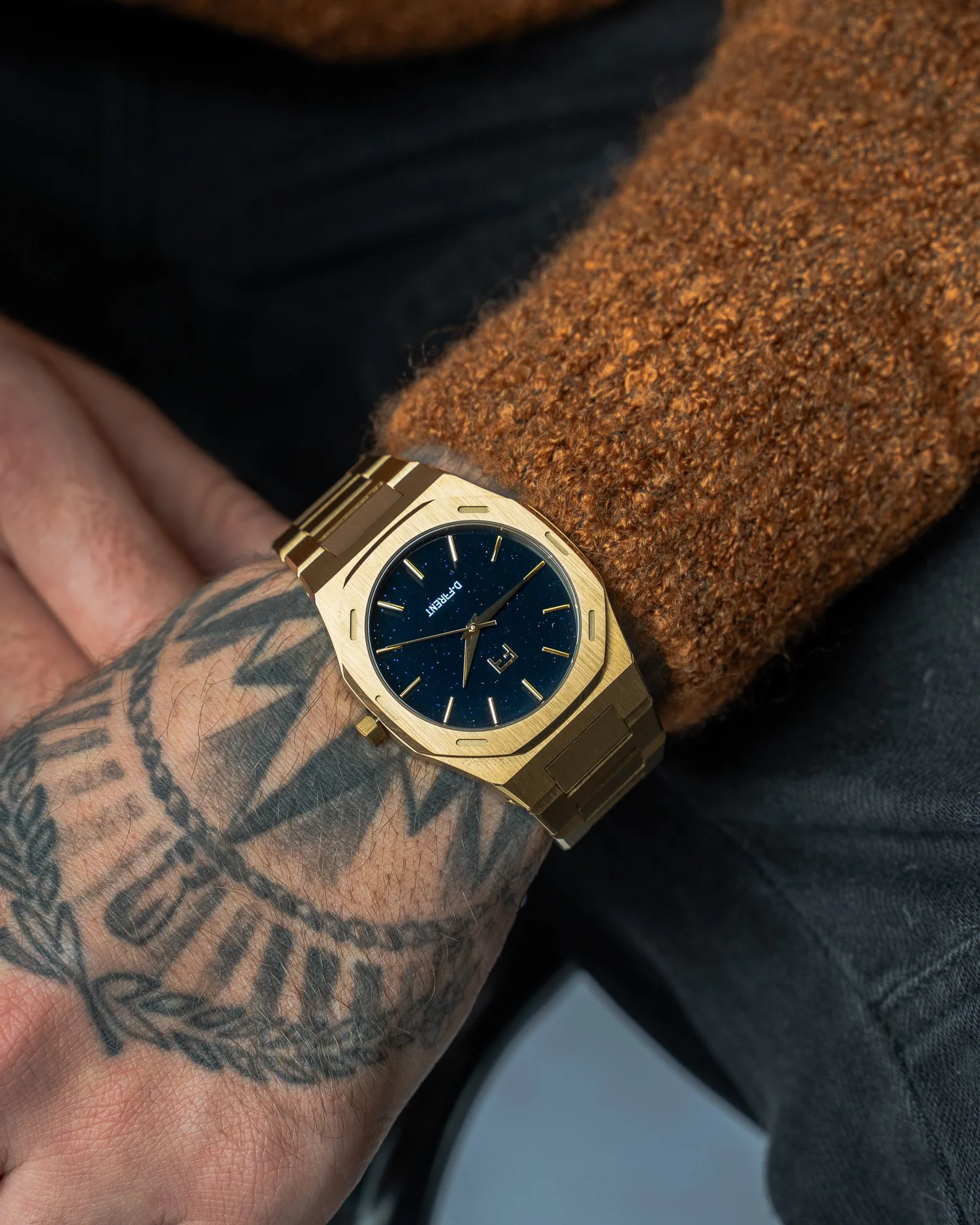 Gouden D-FFRENT horloge met bruine knitwear