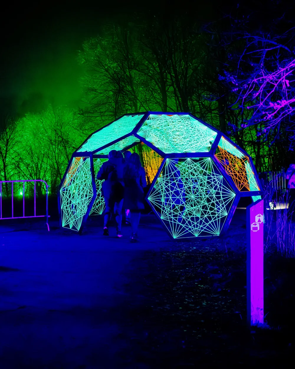 Foto 32: Watergedeelte van Luminoctis met blauwe lichtlijnen, reflecties, brugbeelden en installaties.