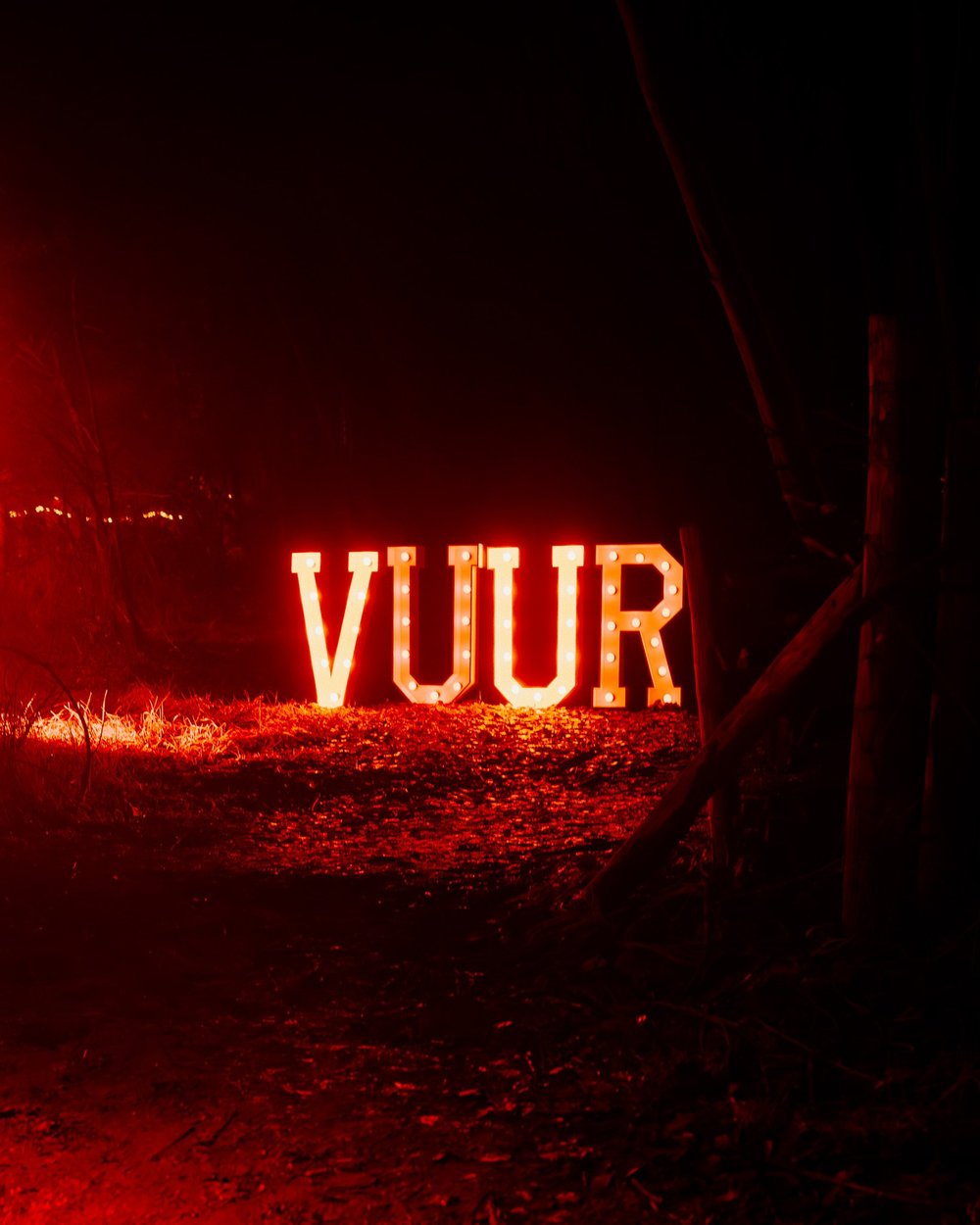 Foto 10: Rode en oranje lichtsfeer rond het vuurgedeelte van de Luminoctis-route.