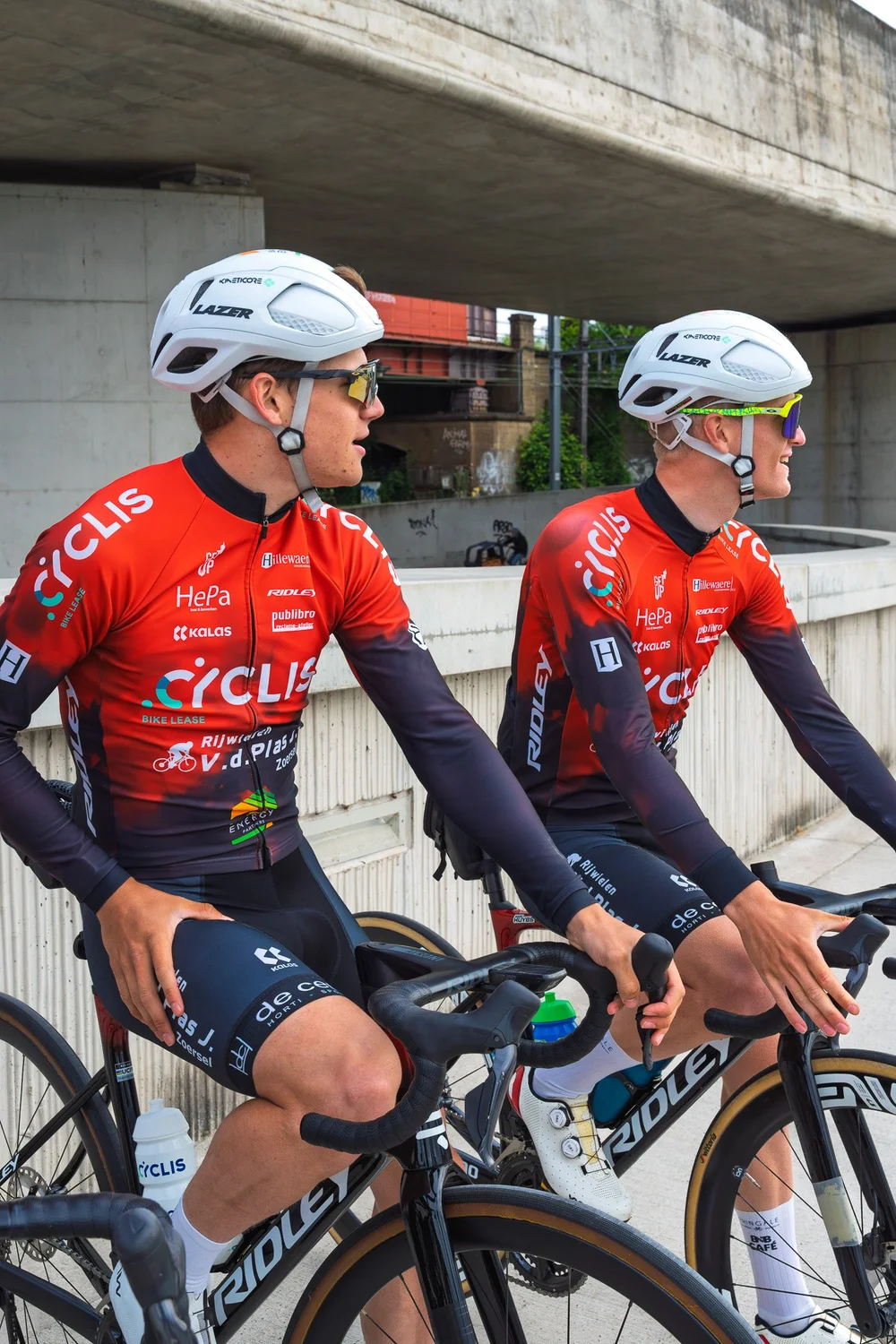 Twee Cyclis renners op fiets