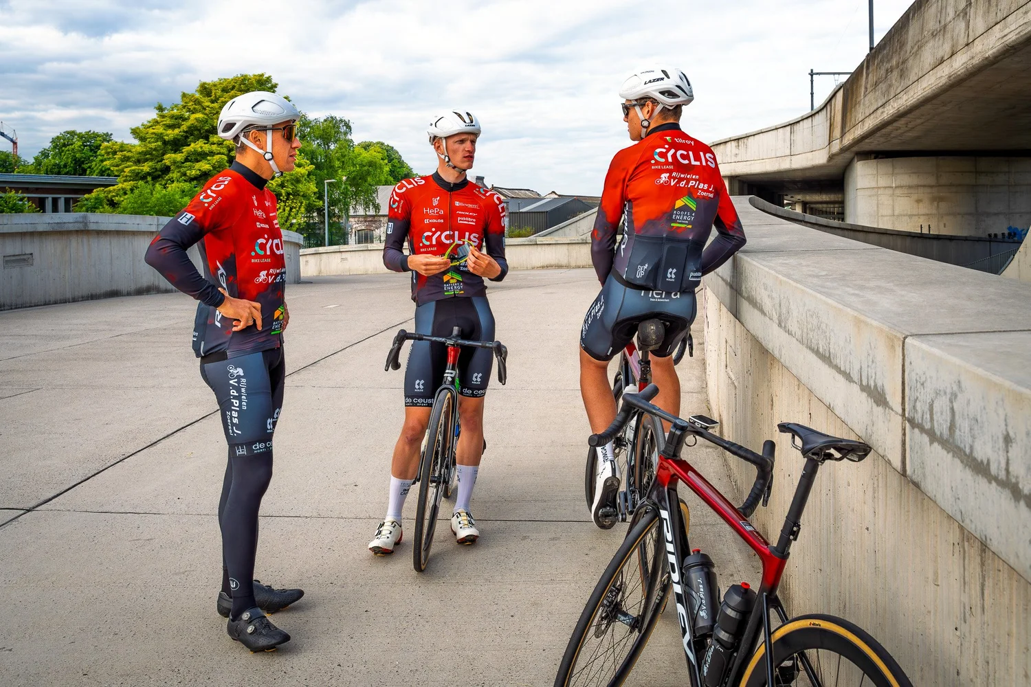 Cyclis wielrenners bespreken samen hun rit