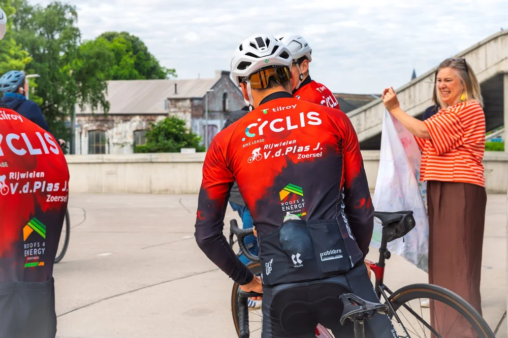 Cyclis renners en supporter met banner