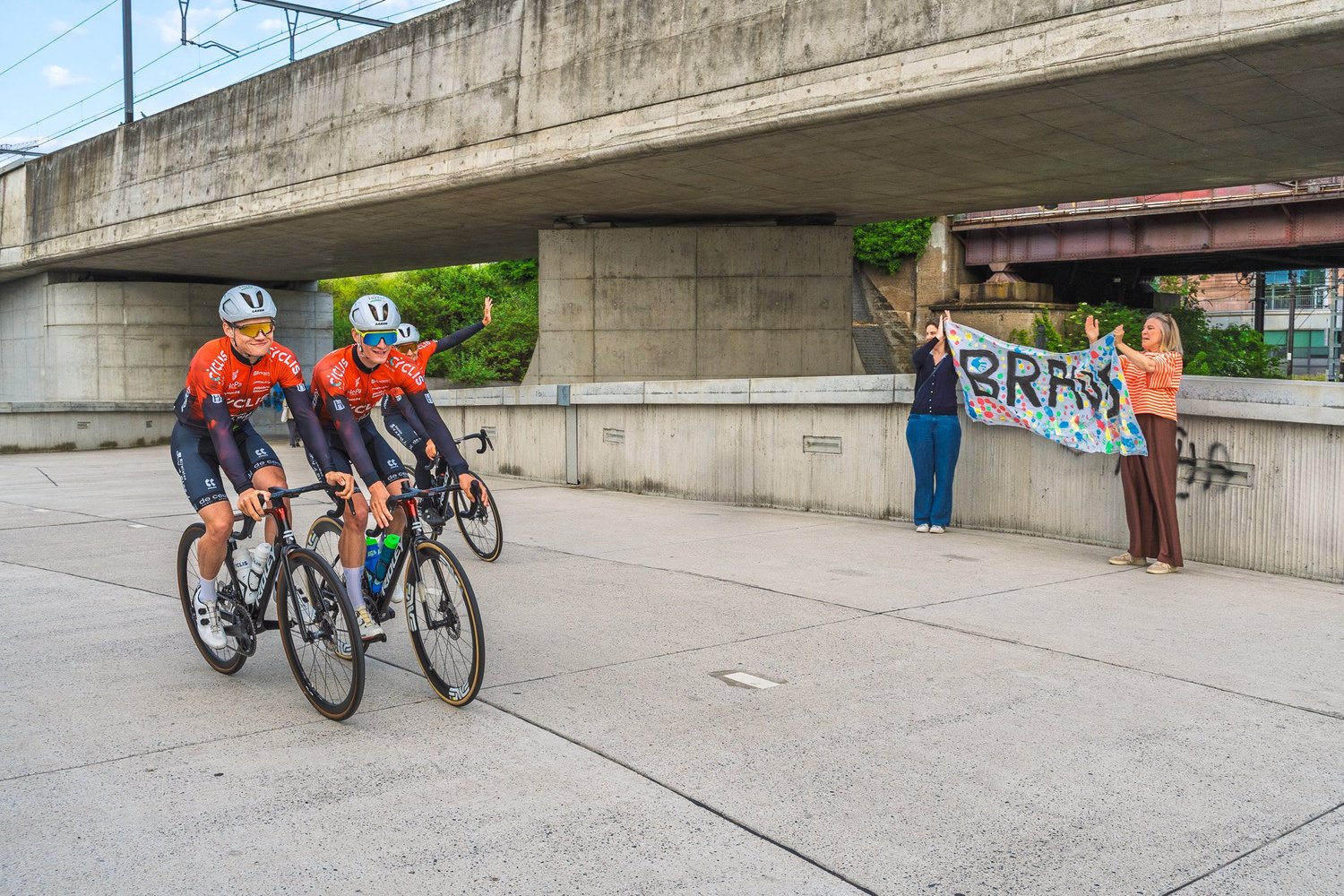 Cyclis renners rijden onder brug