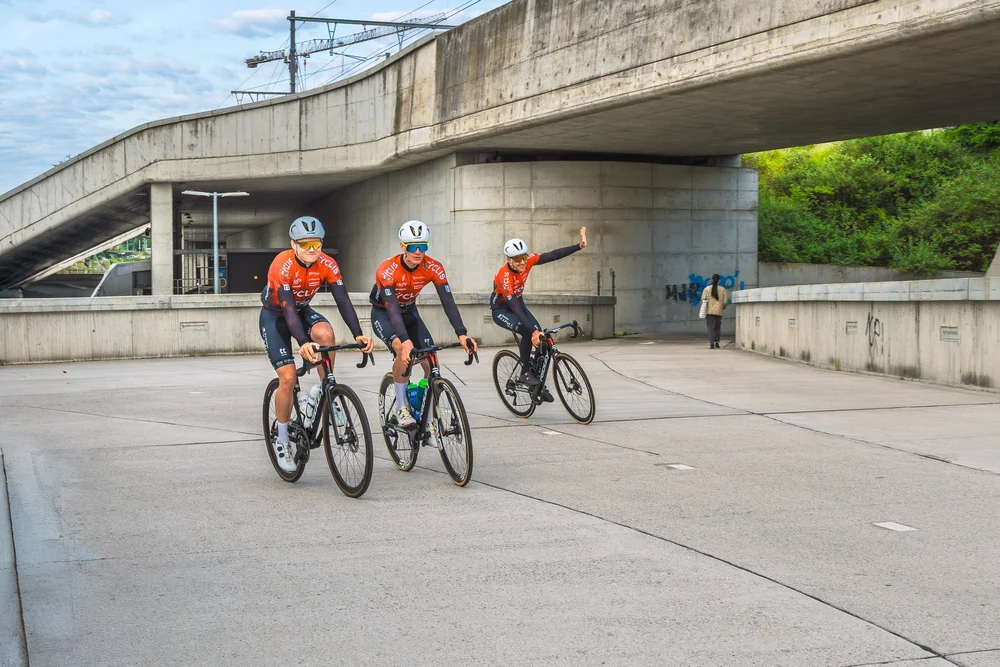 Cyclis team rijdt onder betonnen brug