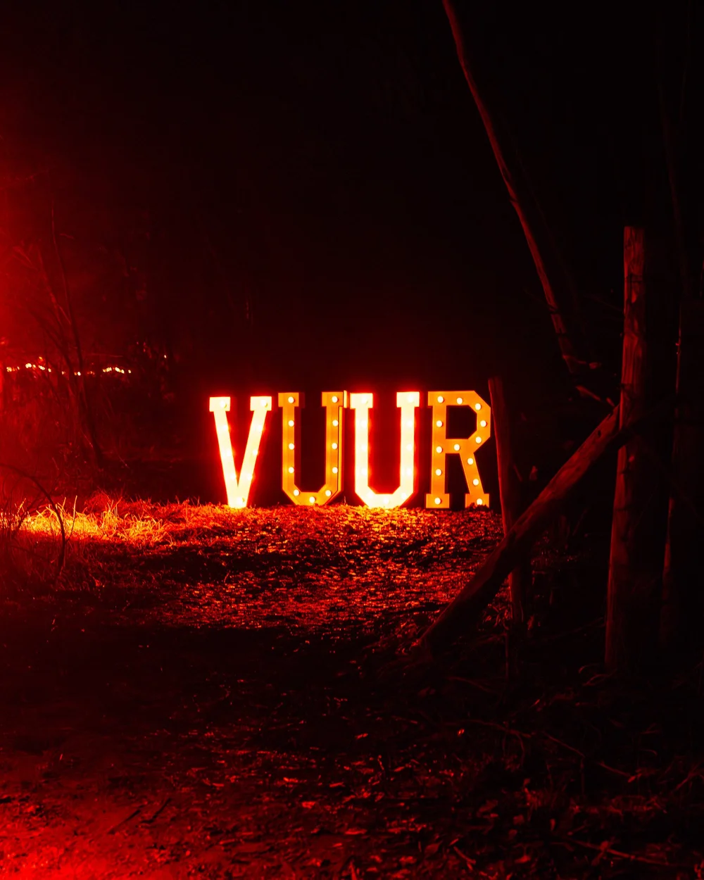 Foto 09: Rode en oranje lichtsfeer rond het vuurgedeelte van de Luminoctis-route.