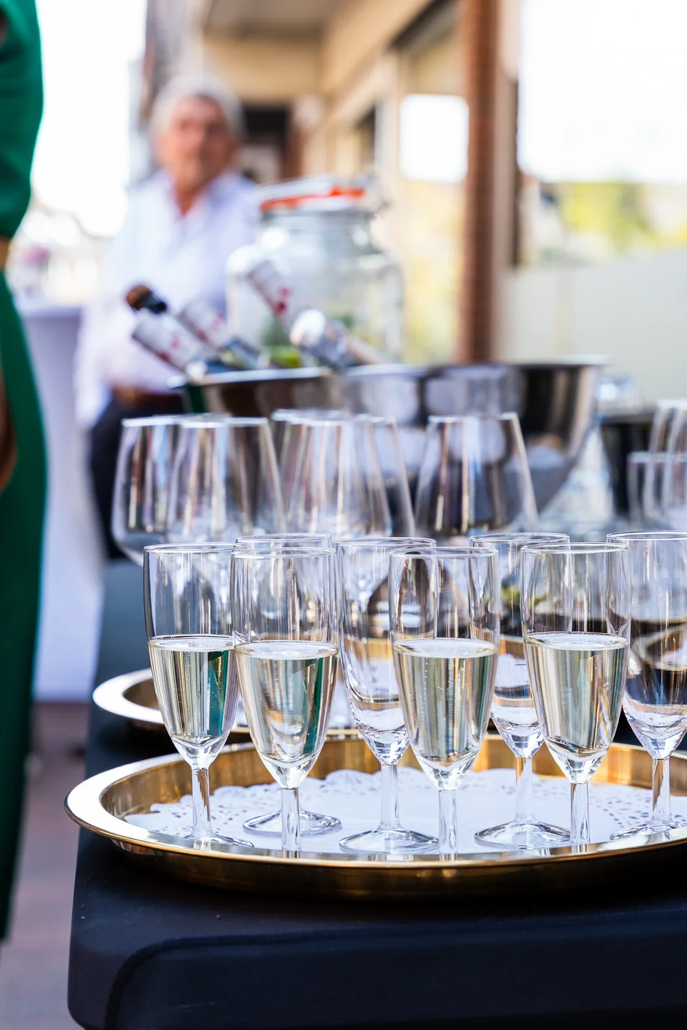 Champagneglazen op een dienblad tijdens de opening van Bella Dita