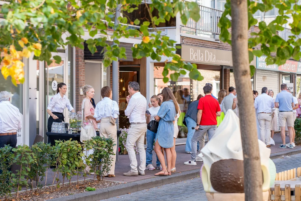 Straatbeeld met gasten voor Bella Dita tijdens de opening