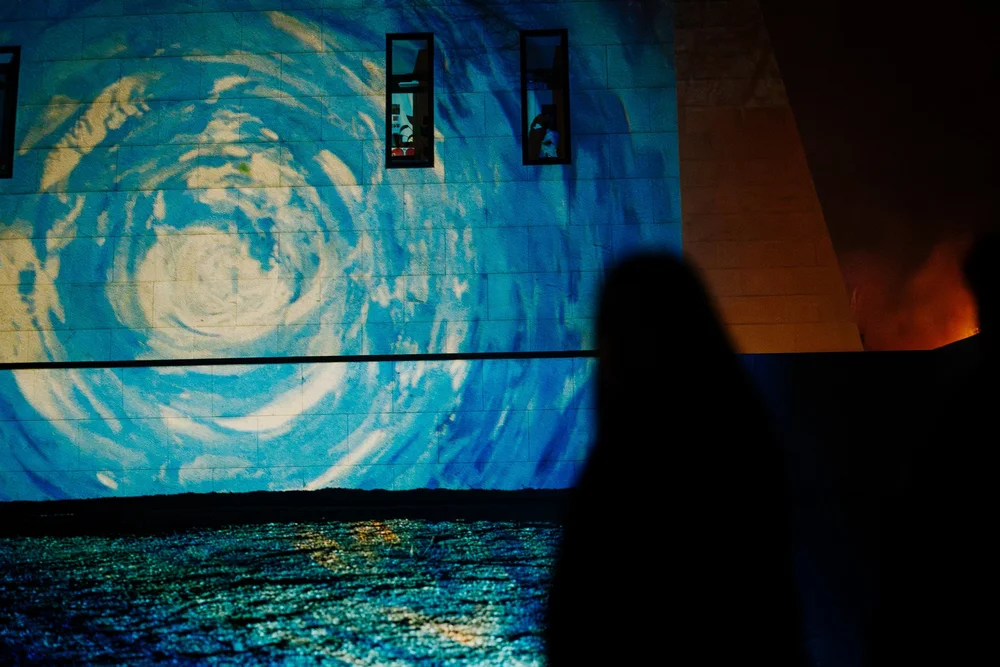 Foto 78: Watergedeelte van Luminoctis met blauwe lichtlijnen, reflecties, brugbeelden en installaties.