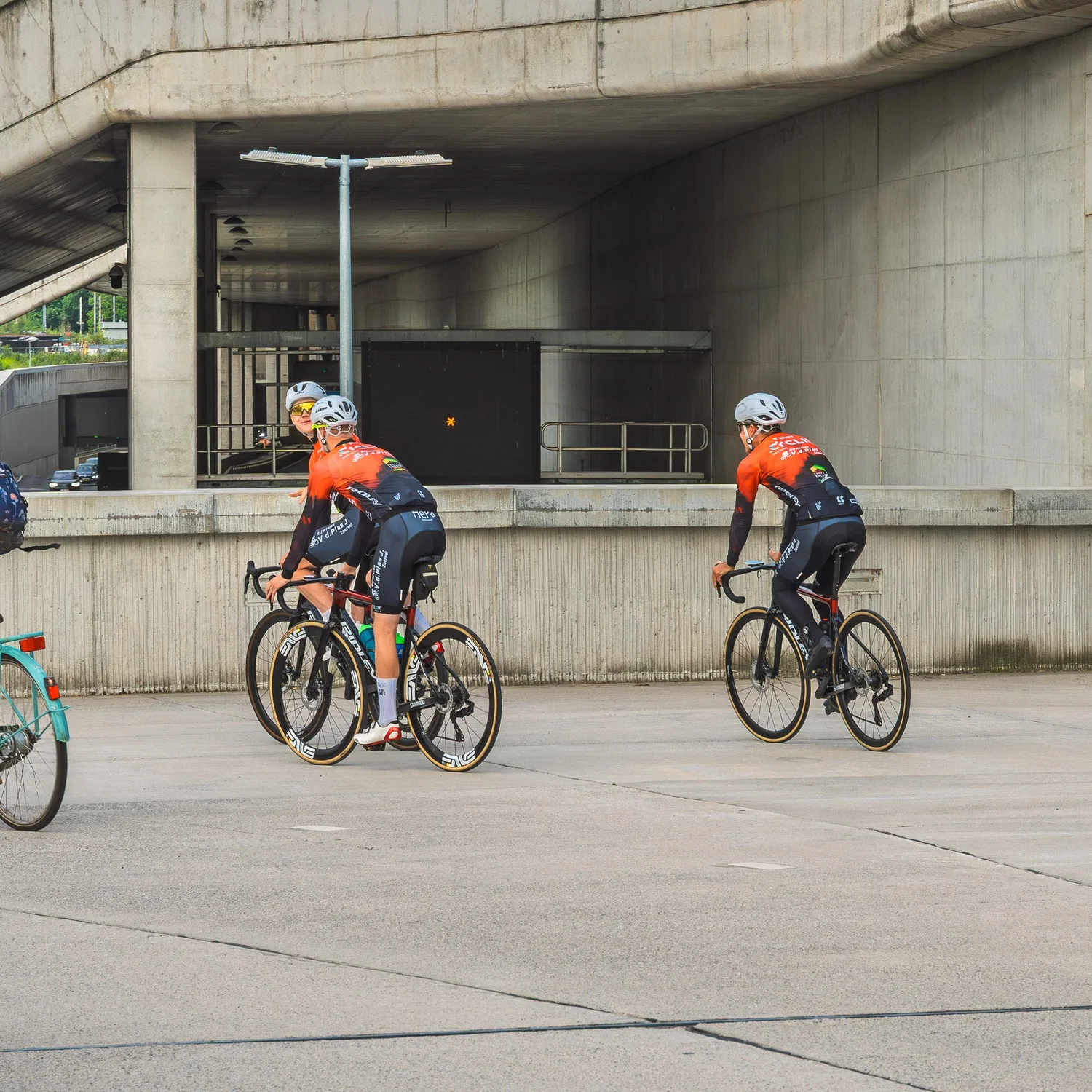 Cyclis renners rijden weg onder brug