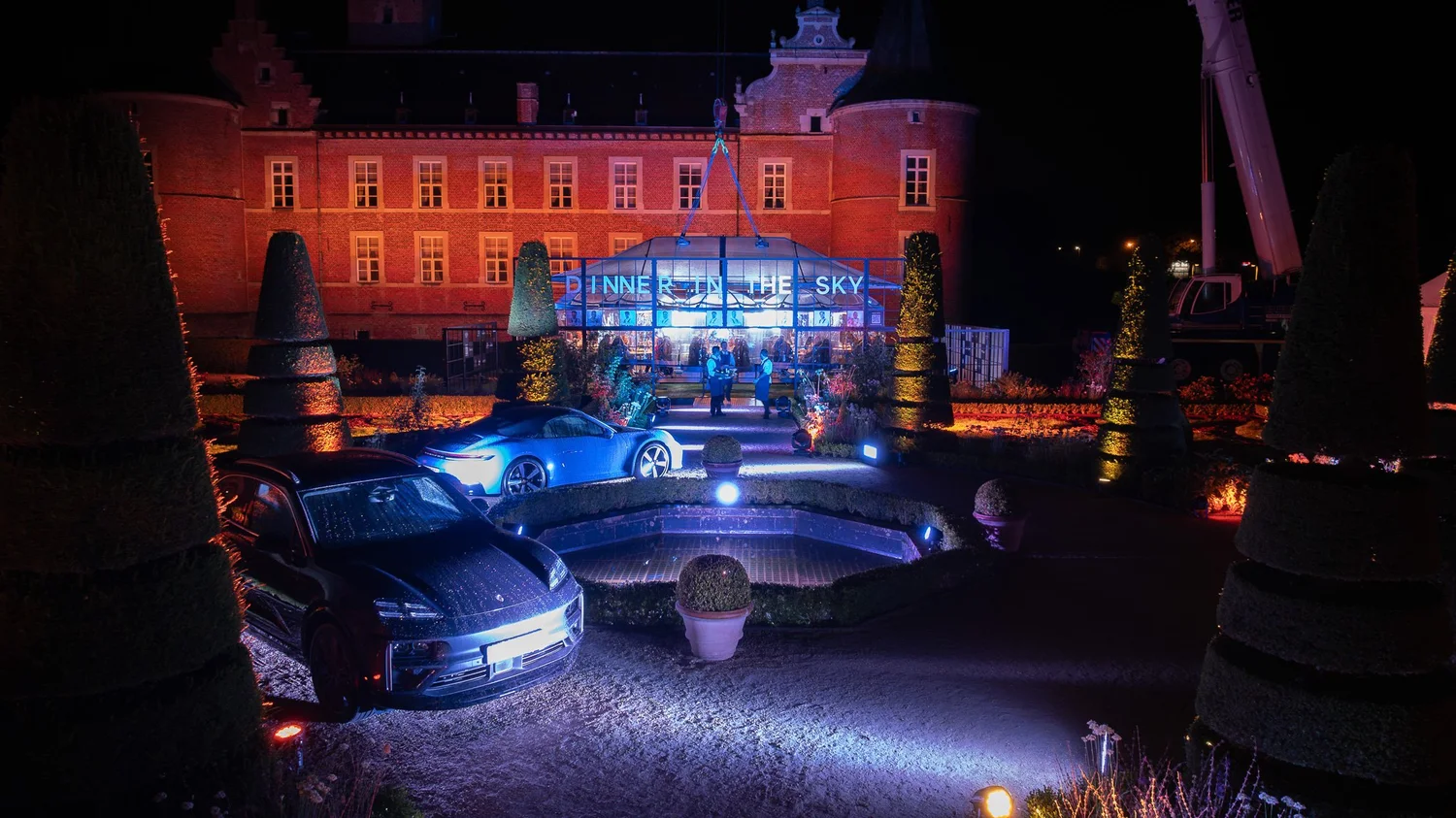 Dinner in the Sky in de avond voor het kasteel van Alden Biesen