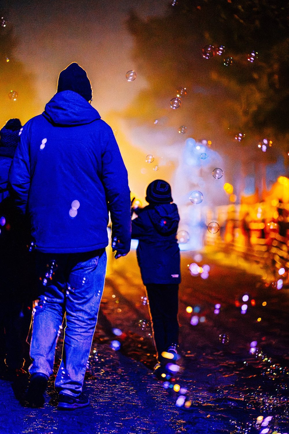 Foto 57: Watergedeelte van Luminoctis met blauwe lichtlijnen, reflecties, brugbeelden en installaties.