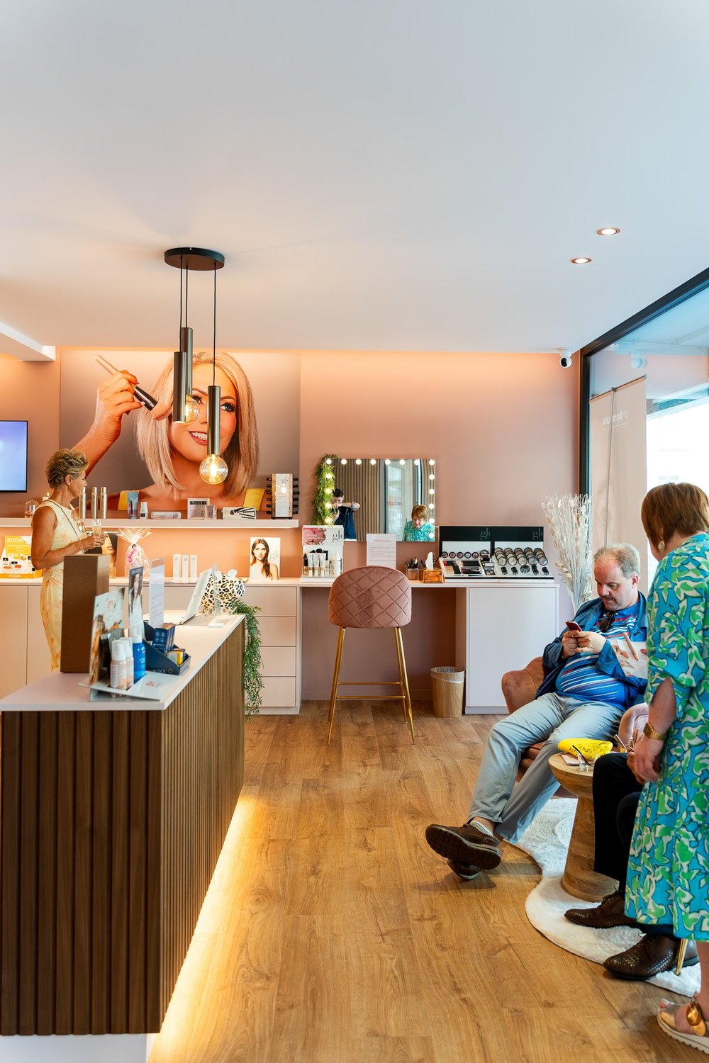 Overzicht van het warme interieur van Bella Dita met bezoekers tijdens de opening