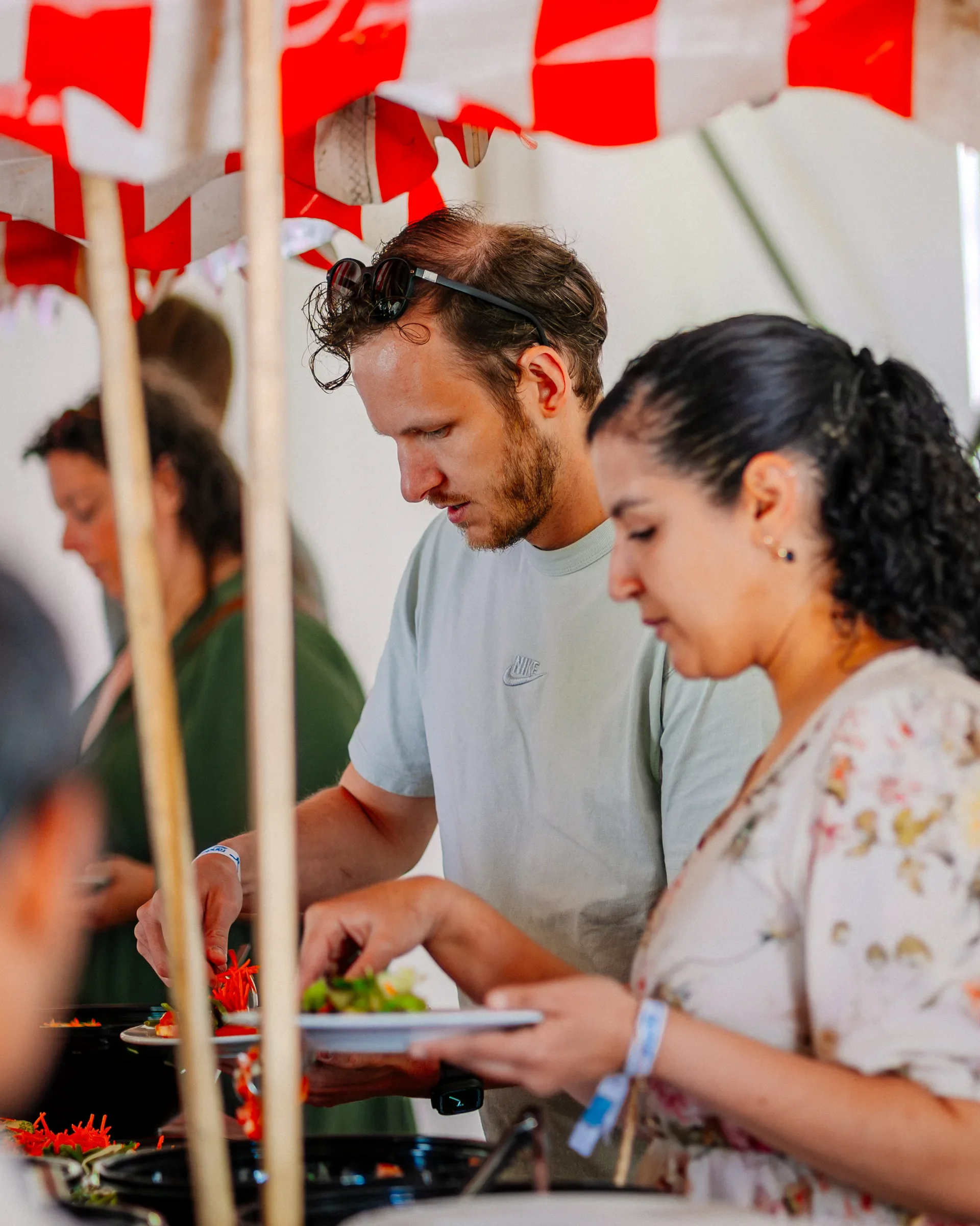 Mensen die zich in een rij bevinden om eten te pakken tijdens een buffet of feest.