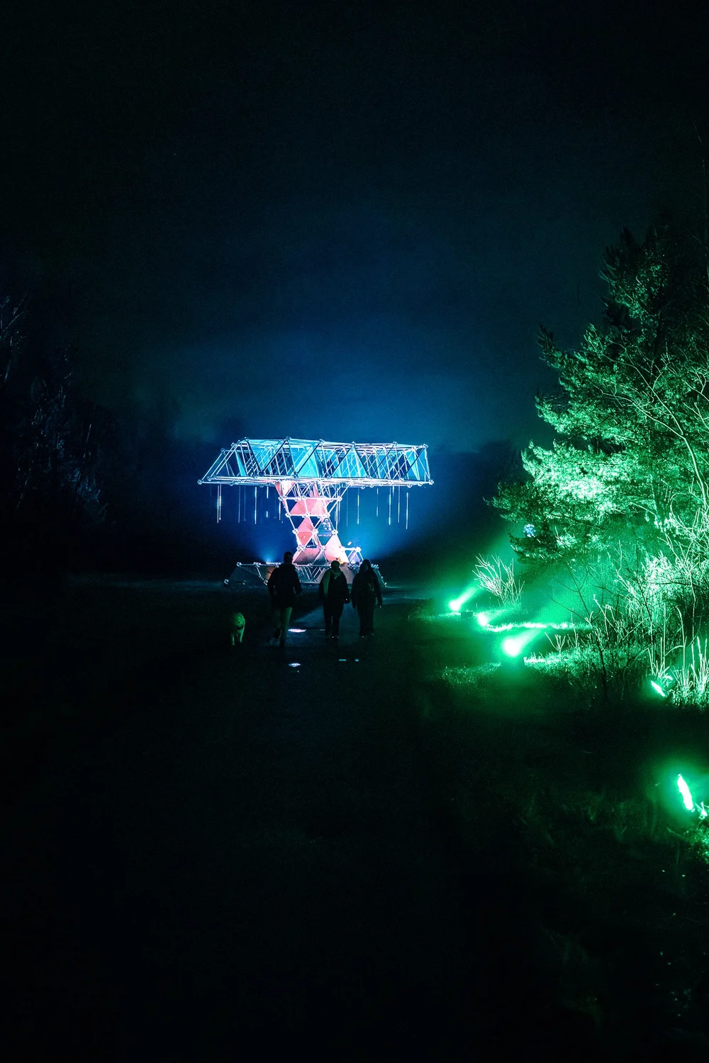Foto 93: Aardegedeelte van Luminoctis met groen licht, organische vormen en natuurlijke installaties.