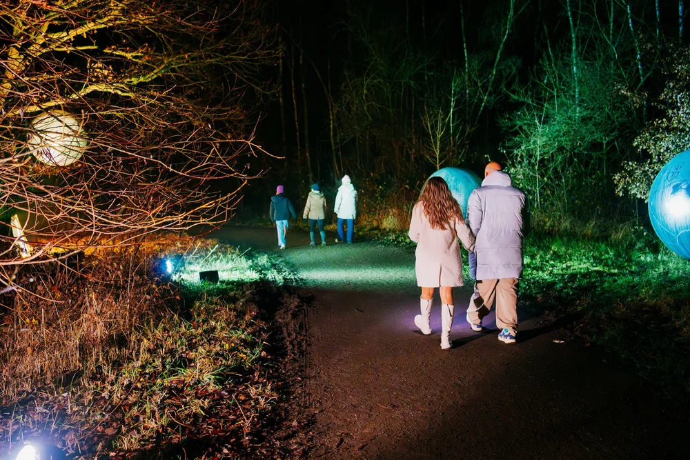 Foto 95: Luchtgedeelte van Luminoctis met gele lichtaccenten, ruimtelijke objecten en open nachtbeeld.