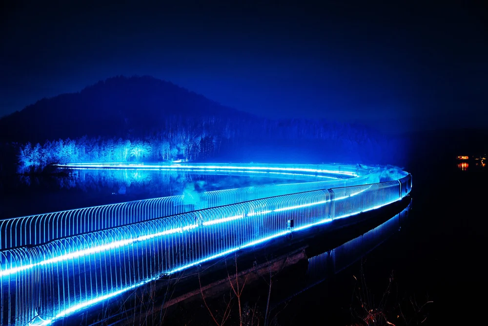Foto 64: Watergedeelte van Luminoctis met blauwe lichtlijnen, reflecties, brugbeelden en installaties.