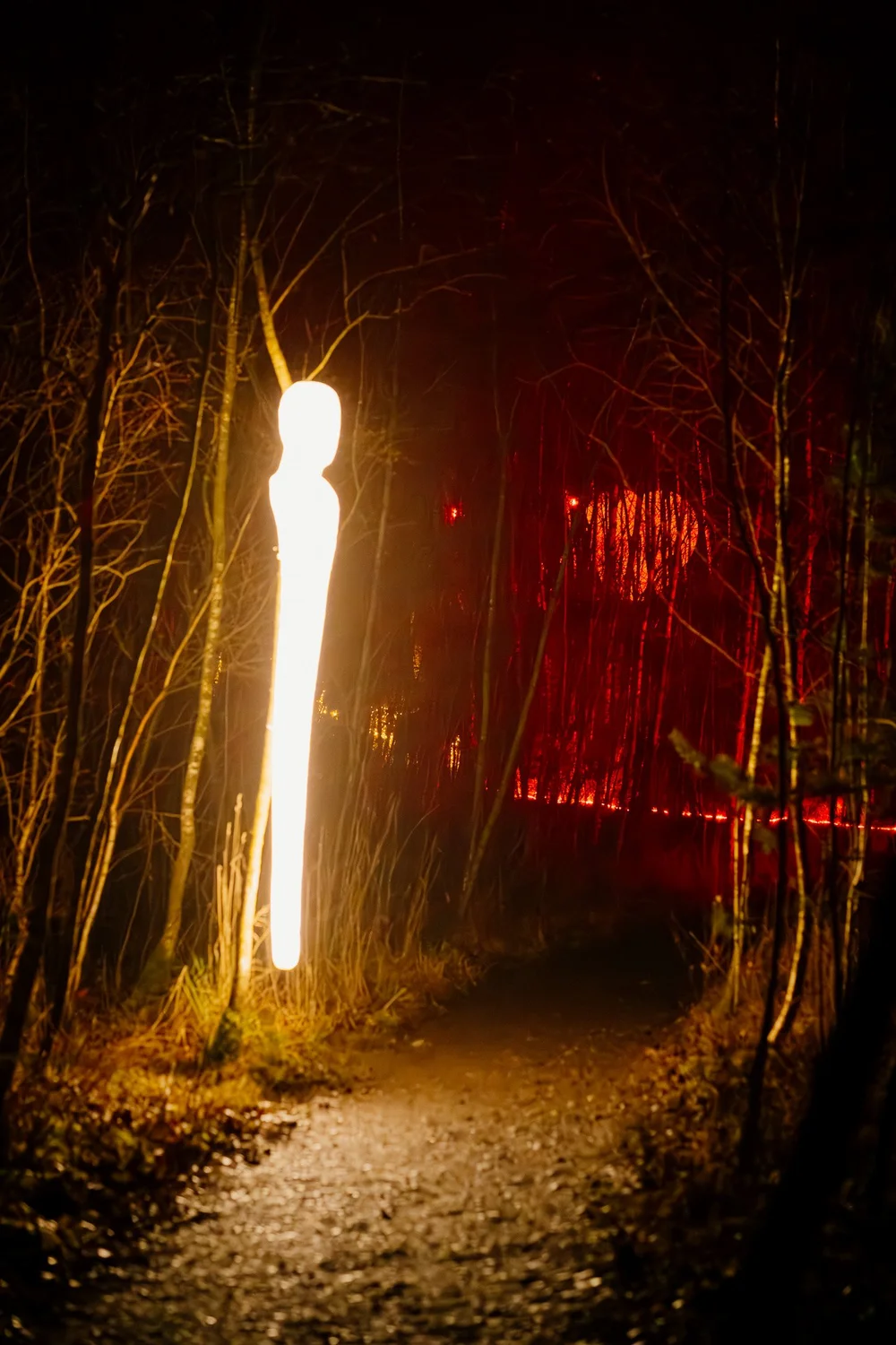 Foto 18: Rode en oranje lichtsfeer rond het vuurgedeelte van de Luminoctis-route.