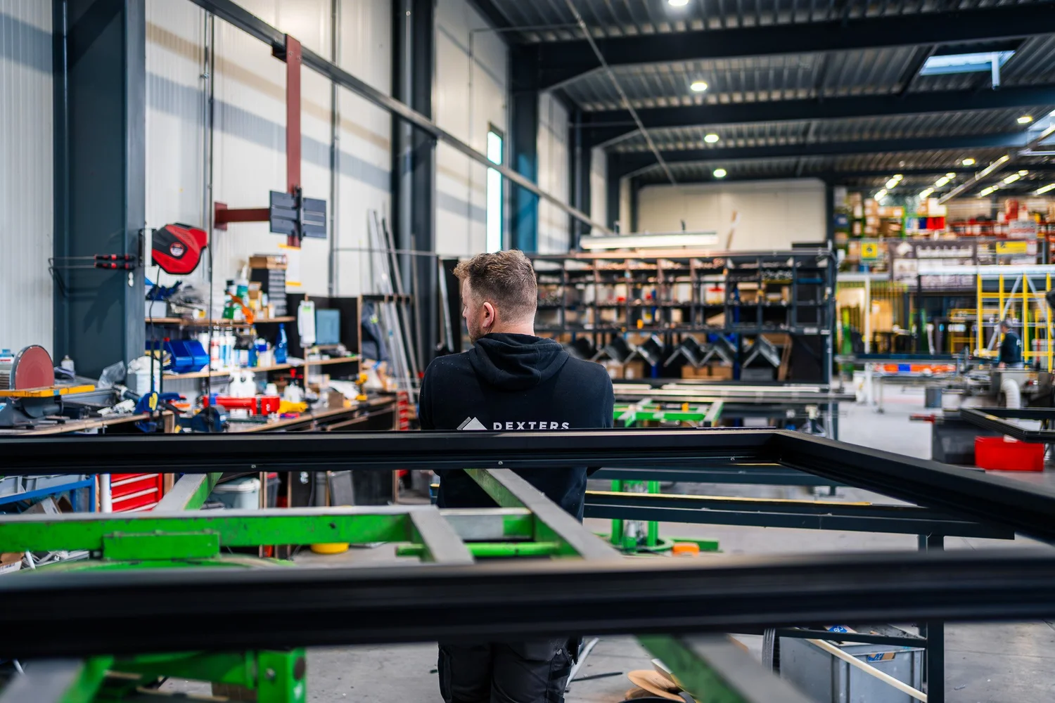 Breed overzicht van de raamproductie in het atelier van Dexters